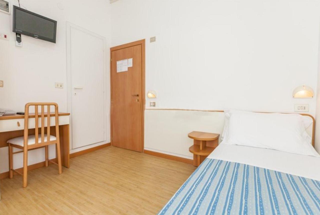 Hotel Azzurro Cattolica Buitenkant foto