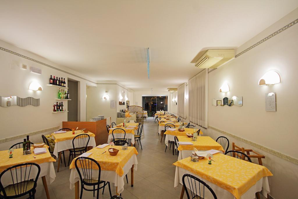 Hotel Azzurro Cattolica Buitenkant foto