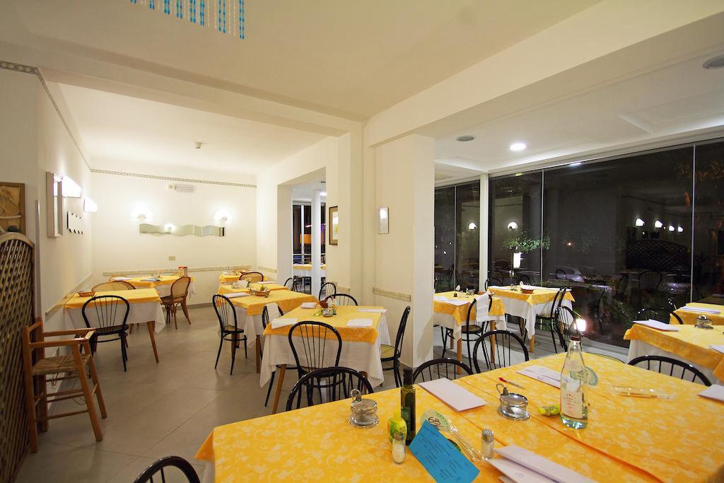 Hotel Azzurro Cattolica Buitenkant foto