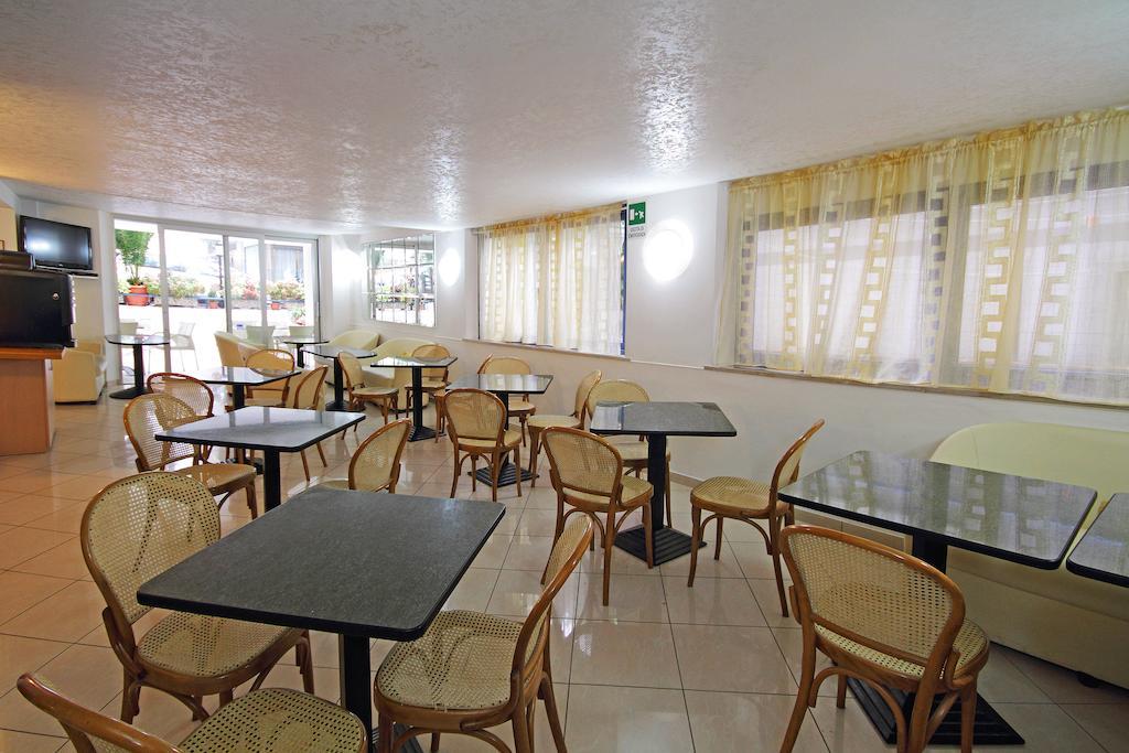 Hotel Azzurro Cattolica Buitenkant foto