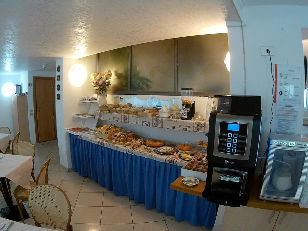 Hotel Azzurro Cattolica Buitenkant foto