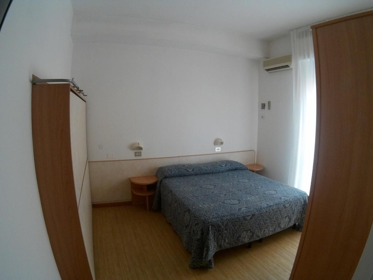 Hotel Azzurro Cattolica Buitenkant foto