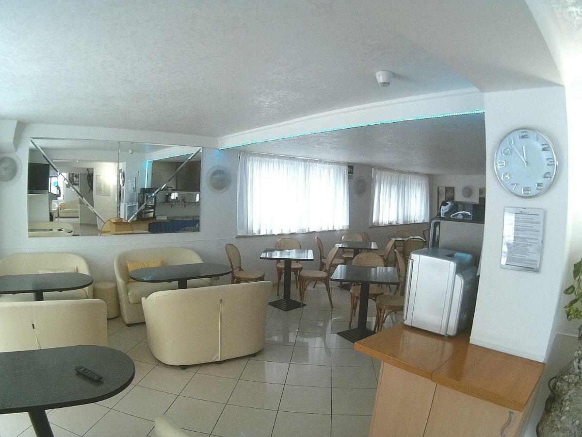 Hotel Azzurro Cattolica Buitenkant foto