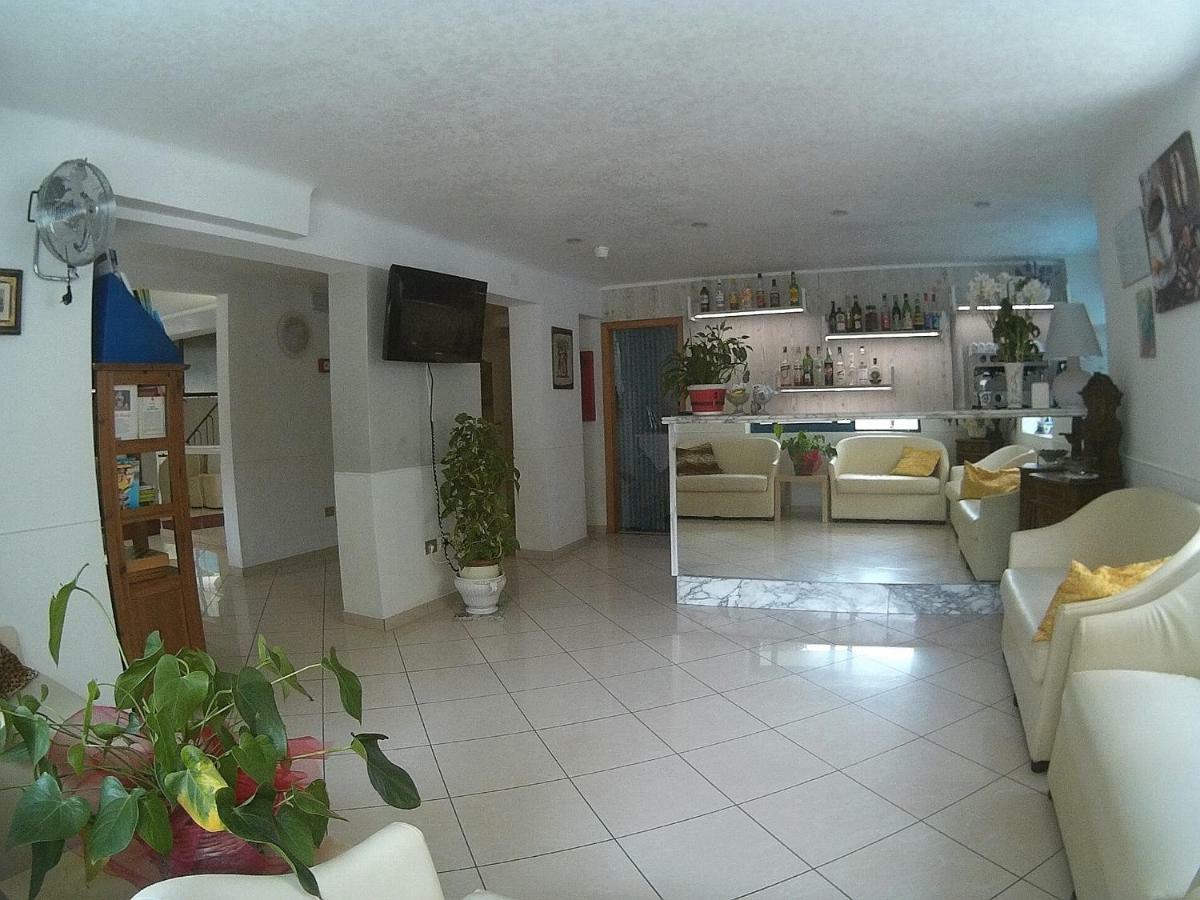 Hotel Azzurro Cattolica Buitenkant foto