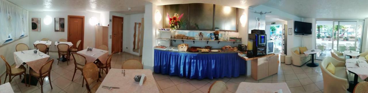 Hotel Azzurro Cattolica Buitenkant foto